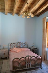ChatúnLa Cantina de Daniel的卧室内的一张床铺,设有木制天花板