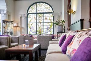巴特维尔东根昆兰霍夫戈比酒店的带沙发和彩色玻璃窗的客厅