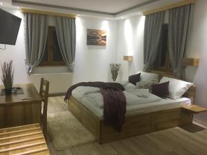 耶泽尔采Pansion House Prijeboj的卧室配有一张床、一张书桌和窗户。