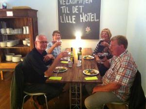 伦讷德特里列酒店的坐在桌边喝葡萄酒的一群人