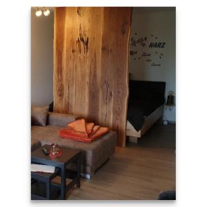 阿尔特瑙Harz Zeit的客厅配有沙发和1张床
