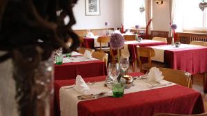 温特加斯霍夫吉斯特因山地酒店的餐厅设有红色和白色的桌椅