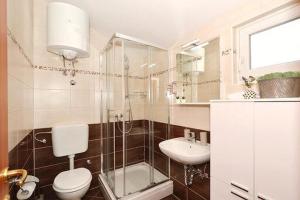 奥库格哥恩基Morena的浴室配有卫生间、淋浴和盥洗盆。