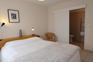 巴尔马圣克莱尔酒店的一间带白色床的卧室和一间浴室