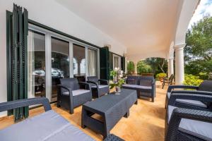 比尼贝卡Villa Luxury的庭院设有桌椅和窗户。