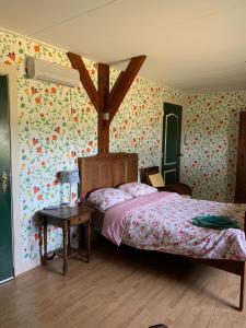 Huigsloot德卡吉斯柯尔住宿加早餐旅馆的一间卧室配有一张床和花卉壁纸