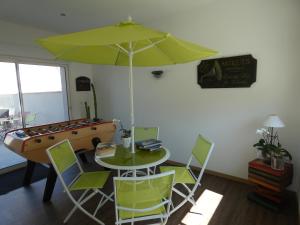 巴讷维尔-卡特里特泽西岛酒店的一间设有桌子和一张带遮阳伞的台球桌的房间