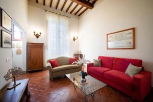 因普鲁内塔Tenuta Torre Rossa Farm & Apartments的客厅配有红色的沙发和桌子