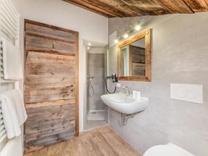 拉瓦莱卡萨劳特公寓的一间带水槽、卫生间和镜子的浴室