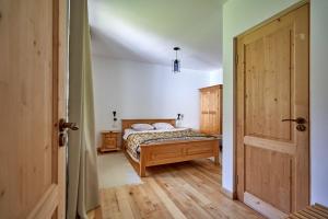 上维谢乌Anahouse的一间卧室设有一张床和一个开放式门