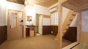 大阪难波波哩2号旅舍的一间设有楼梯和厨房的客房