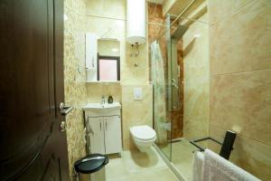 东吉托伊Sole Mio的一间带卫生间和玻璃淋浴间的浴室