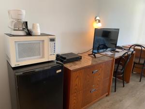 魁北克市吉法德汽车旅馆的厨房配有微波炉和带冰箱的柜台