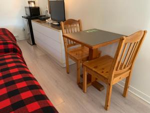 魁北克市吉法德汽车旅馆的餐桌、两把椅子和书桌