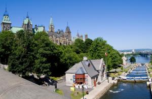 渥太华商旅套房酒店的一座毗邻水体的建筑,一座城堡