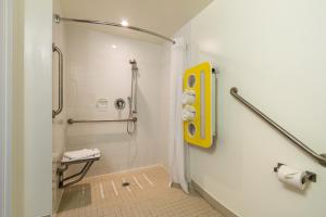 安大略金斯敦6号汽车旅馆的一间浴室