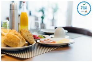 波尔图米友设计旅馆的桌上两盘食物,包括早餐食品