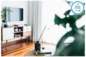 波尔图米友设计旅馆的客厅配有电视和植物桌子