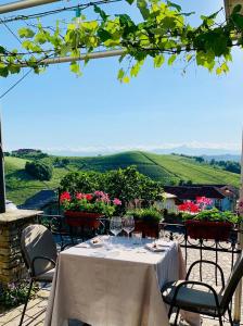 巴巴莱斯科罗坎达拉巴亚住宿加早餐旅馆的酒杯桌,享有葡萄园的景色