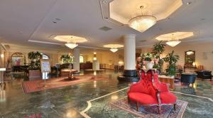 弗利格洛伯斯城贝斯特韦斯特酒店的中间设有红色椅子的大型大堂