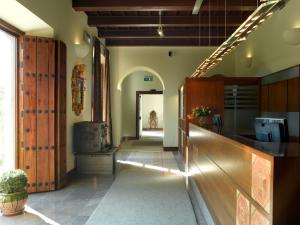 格拉纳达格拉纳达旅馆的房屋走廊,带厨房的柜台