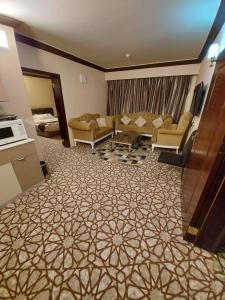 Al Ḩalaqahلوس للشقق المفروشة的带沙发和电视的客厅