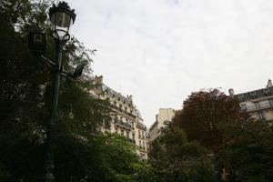 巴黎Appartement Opéra Paris的城市中高楼房的街道灯