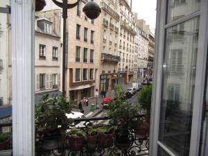 巴黎Appartement Opéra Paris的从窗户可欣赏到城市街道的景色