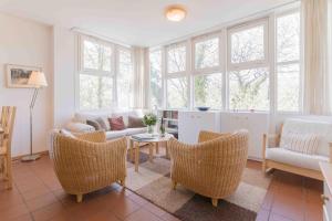阿伦斯霍普Haus LONGARD的带沙发、椅子和窗户的客厅