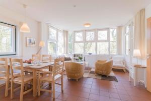 阿伦斯霍普Haus LONGARD的厨房以及带桌椅的用餐室。