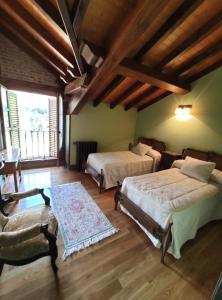OgarrioPosada La Casa de Lastras的大房间设有两张床和椅子