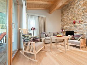 维尔芬翁韦尔芬翁查尔梅博格索特旅行公寓的客厅配有沙发、椅子和桌子