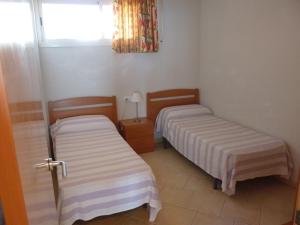 迈阿密普拉特亚JOYAPARTMENTS Gavina D´Or的小型客房 - 带2张床和窗户