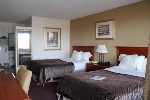 HuronDakota Inn的酒店客房配有两张床和一张书桌