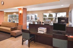 楠帕Holiday Inn Express & Suites Nampa - Idaho Center, an IHG Hotel的办公室,桌子上装有电脑