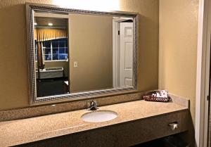 Clearlake OaksLake Point Lodge的一间带水槽和大镜子的浴室