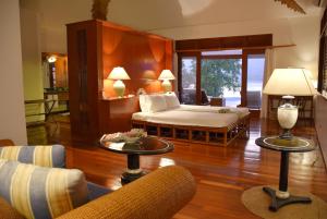 巴迪安巴贝多岛疗养酒店的一间卧室设有一张床和一间客厅。