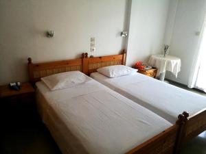 阿基奥斯基利考斯瑞纳酒店的卧室设有两张单人床和一张桌子