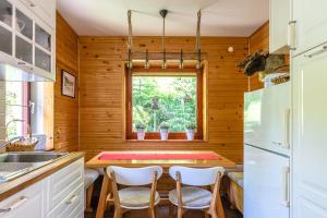 克拉尼斯卡戈拉House Moose't Getaway, Kranjska Gora的厨房设有木墙和桌椅
