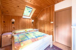 克拉尼斯卡戈拉House Moose't Getaway, Kranjska Gora的一间卧室设有一张床和木墙