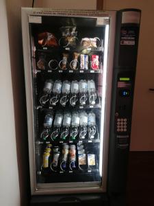 利沃诺日本停车旅馆酒店的装满各种饮料和瓶子的冰箱