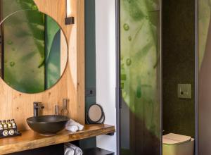 海若克利欧Artion Boutique by Enorme的一间带水槽和镜子的浴室