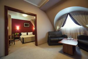 乌日霍罗德普拉哈酒店的带沙发、床和镜子的客厅