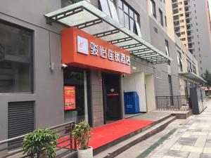 昆明骏怡精选云南昆明五华区昌源中路店的外边有红色垫的建筑