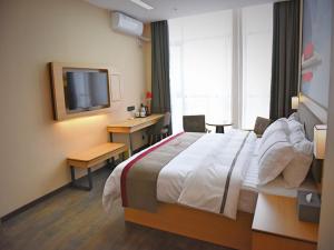 通道尚客优酒店湖南怀化通道县汽车站店的酒店客房设有一张大床和一台电视。