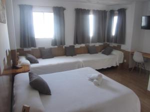 塔里法维拉纽瓦旅馆的一间带两张床和一张沙发的客厅