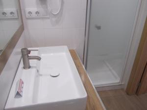 塔里法维拉纽瓦旅馆的浴室配有白色水槽和淋浴。