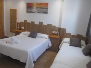 塔里法维拉纽瓦旅馆的一间卧室,配有两张床
