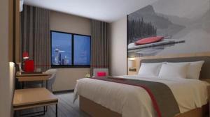 尚客优精选贵州黔南都匀市万达广场店的酒店客房设有一张大床和一张书桌。