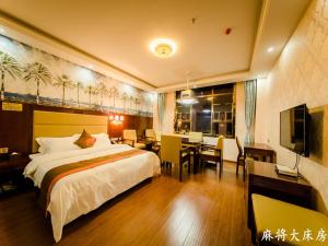 长沙骏怡精选湖南长沙黄花机场店的酒店客房 - 带一张床和用餐室